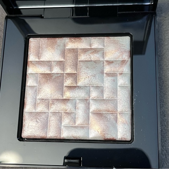 Bobbi Brown Highlighting Powder - Picture 1 of 2